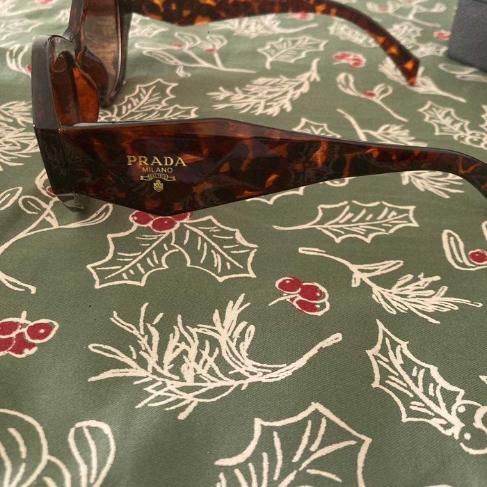 Очки Prada Sunglasses