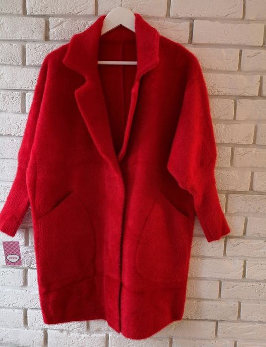 Piękny czerwony klasyczny płaszcz alpaka na wiosnę