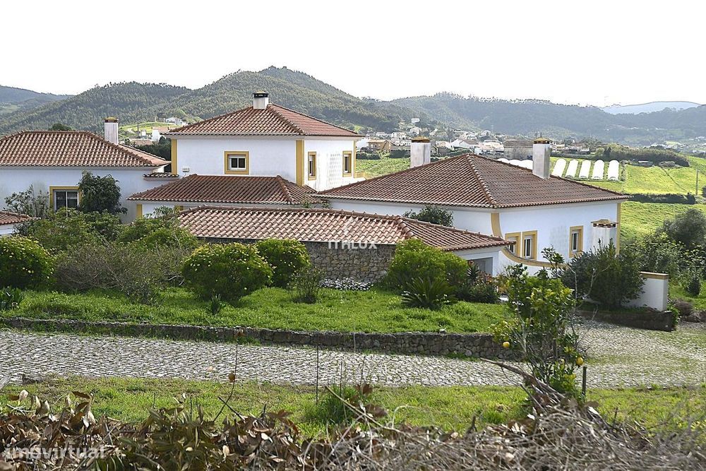 Quinta  encantadora  com a área de  5.540m2,  5 suítes e 4 lareiras