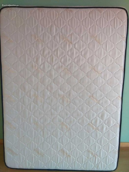 Cama de corpo e meio em madeira, colchão ortopédico e antialérgico