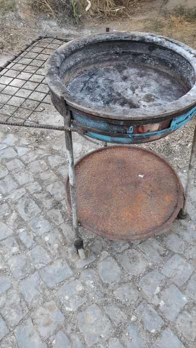 Grelhador a lenha.