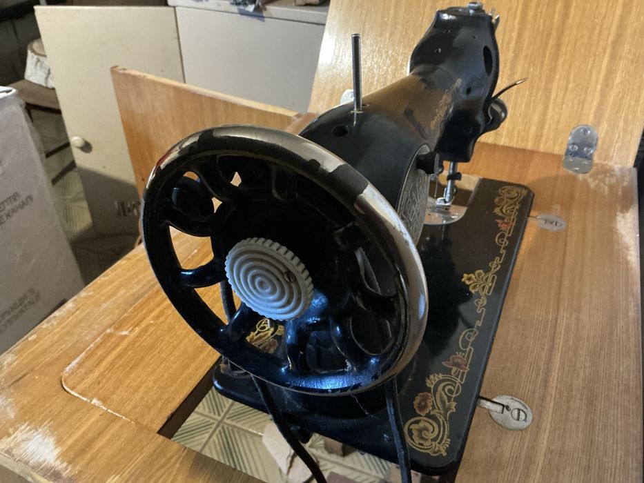 Швейна машинка ножний привід