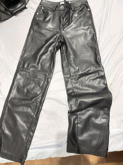 Calça reta preta de couro sintético XS - Bershka