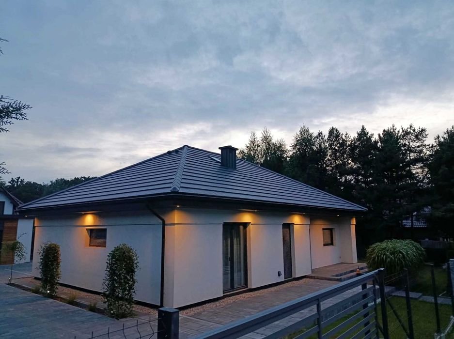 Wykończony nowoczesny dom z ogrodem