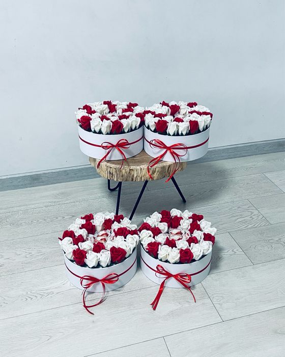 Букет з атласу , троянди, штучні квіти