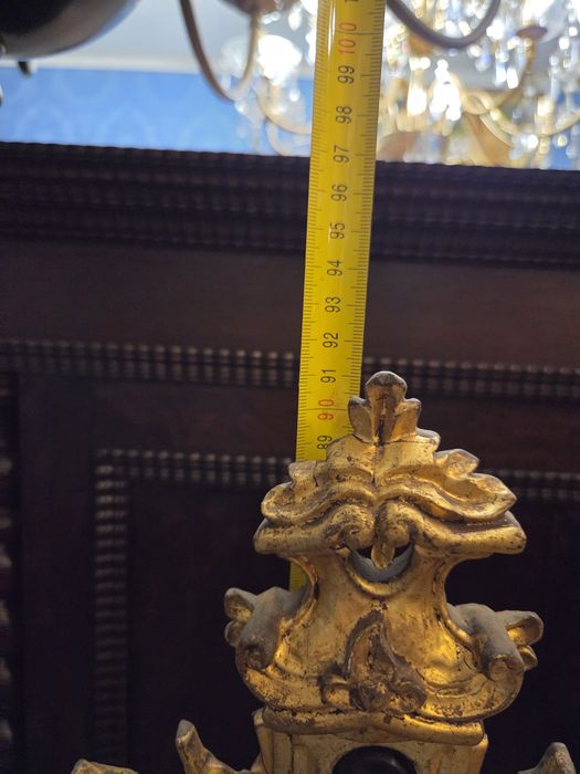 Rico crucifixo com cristo em madeira