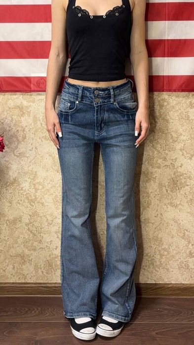 Жіночі стильні джинси.