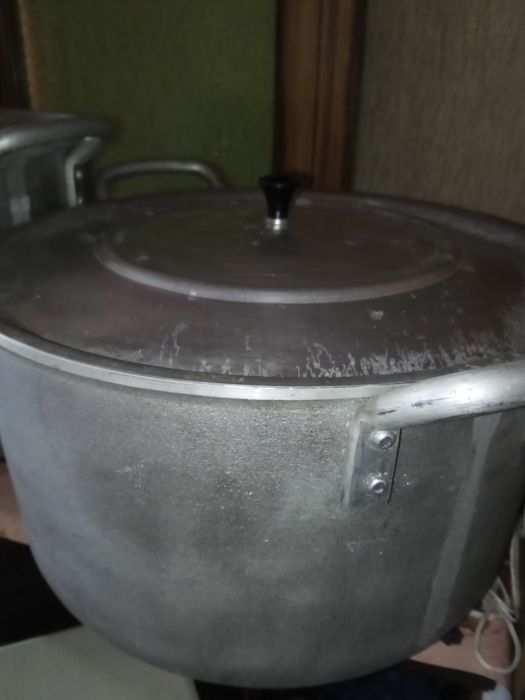 Продам дві алюмінієві кострюлі.