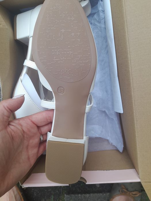 Nowe, buty białe eleganckie, na paseczku, mały obcas