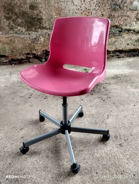 Vendo esta cadeira muito bonita. Está como nova.