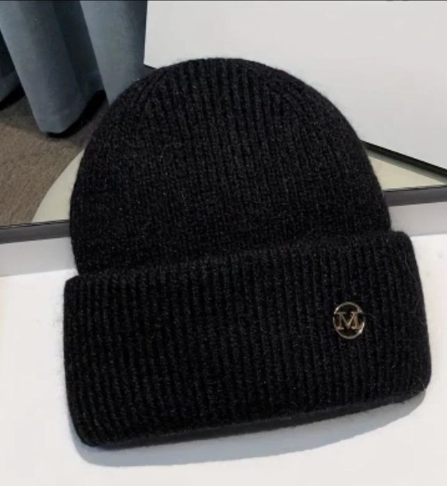 Elegancka zimowa czapka z logo Nowa