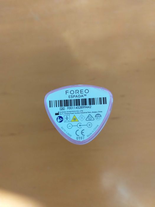 FOREO ESPADA urządzenie z niebieskim światłem do walki trądzikiem