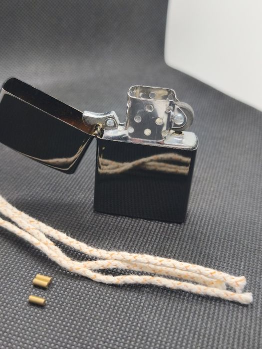 Isqueiro Estilo Zippo absolutamente Novo com bolsa.