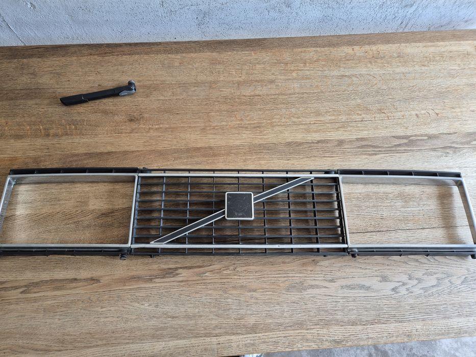 Grelha frontal + molduras de faróis Volvo 240/242/244/245 - 1979