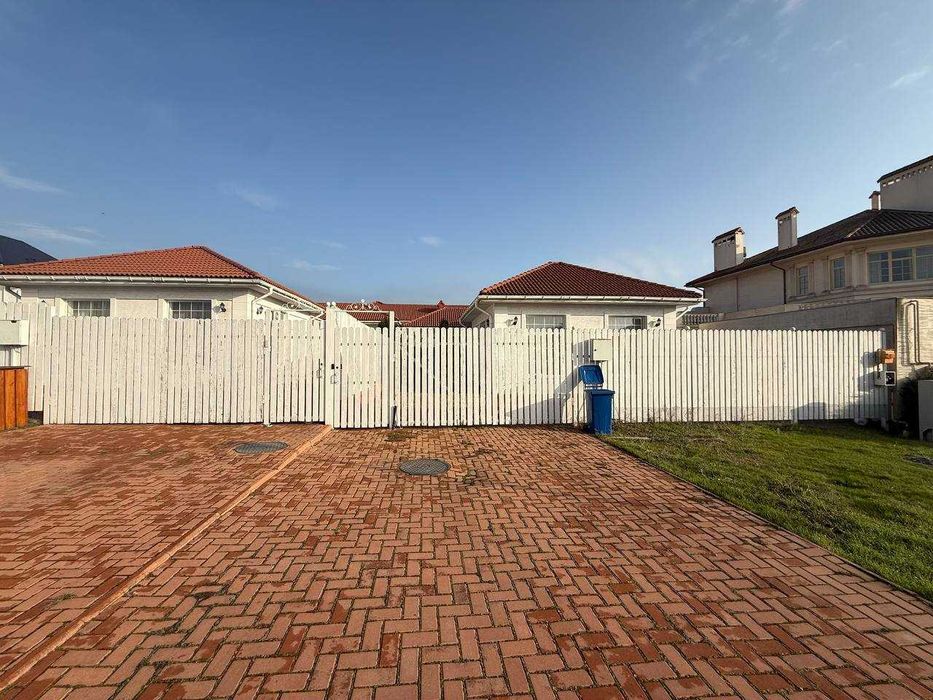 Продажа одноэтажного дома в Совиньоне — 115 м², 3 спальни, 3.2-сотки.