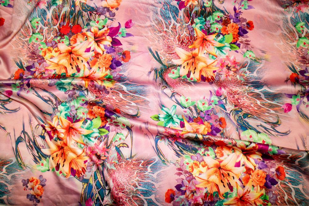 Шарф жіночий, з яскравими квітами. Весна-літо.