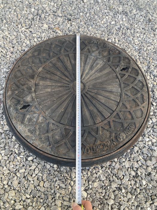 Pokrywa wlaz studzienki kanalizacyjnej z pierscieniem zeliwo