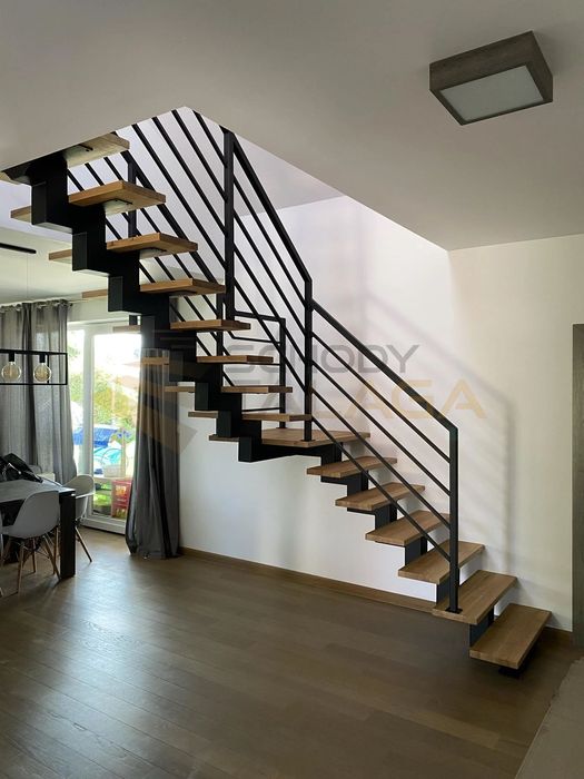Schody metalowe, stalowe, samonośne, drewniane na konstrukcji.