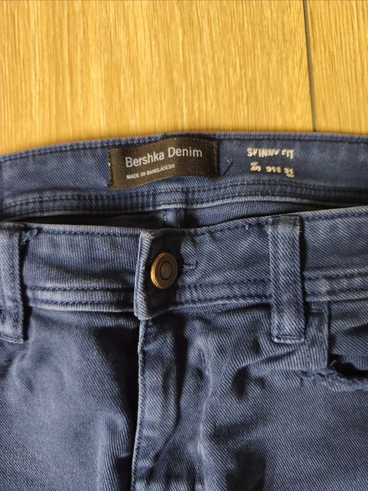 Spodnie męskie skiny fit z dziurami Bershka 31  31 niebieskie