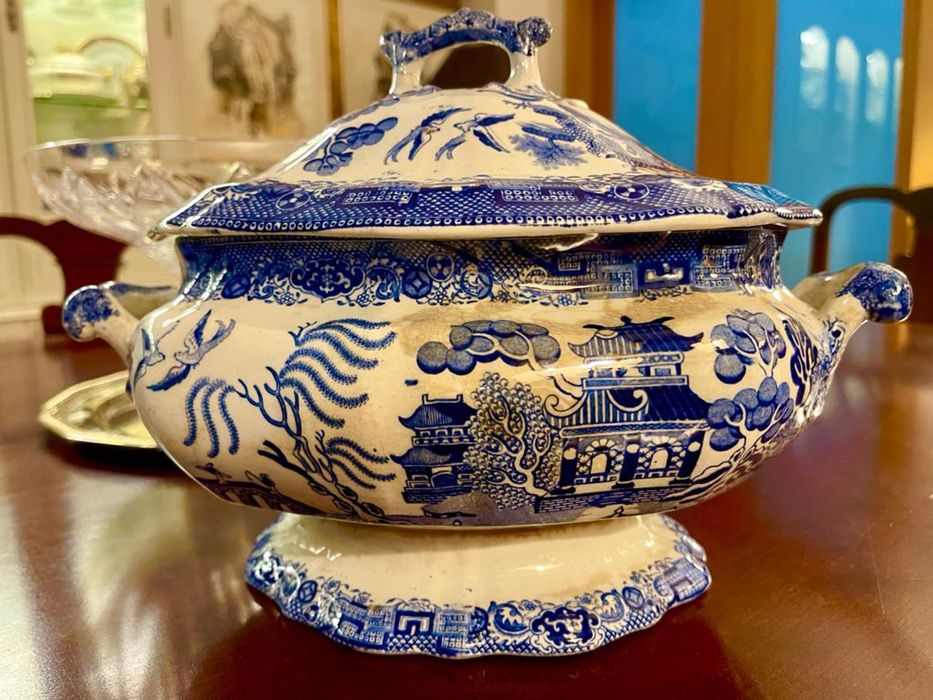 Terrina azul chinesa muito antiga com marcas de uso