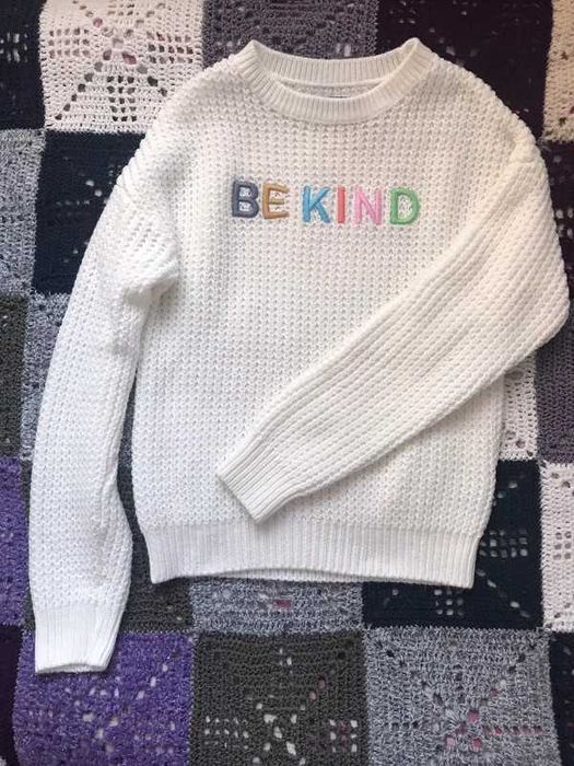 Biały sweter z haftem New Yorker