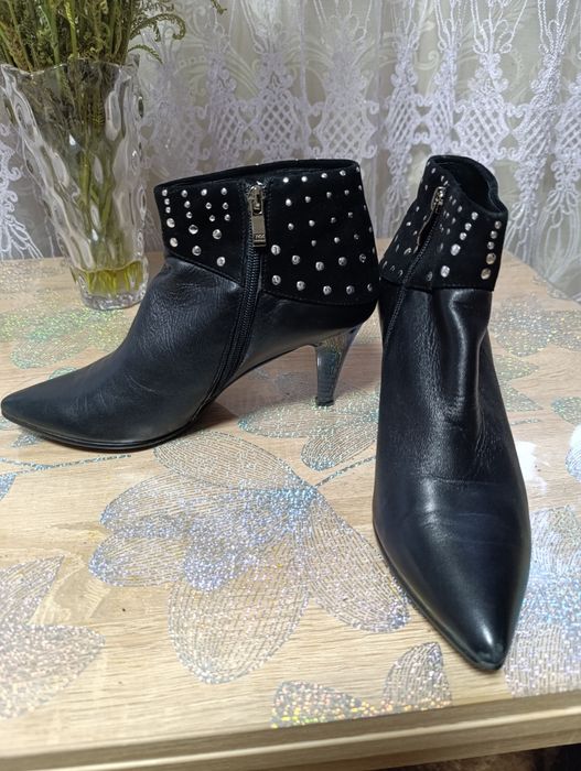 Продам недорого женскую обувь или обменяю на зерно.