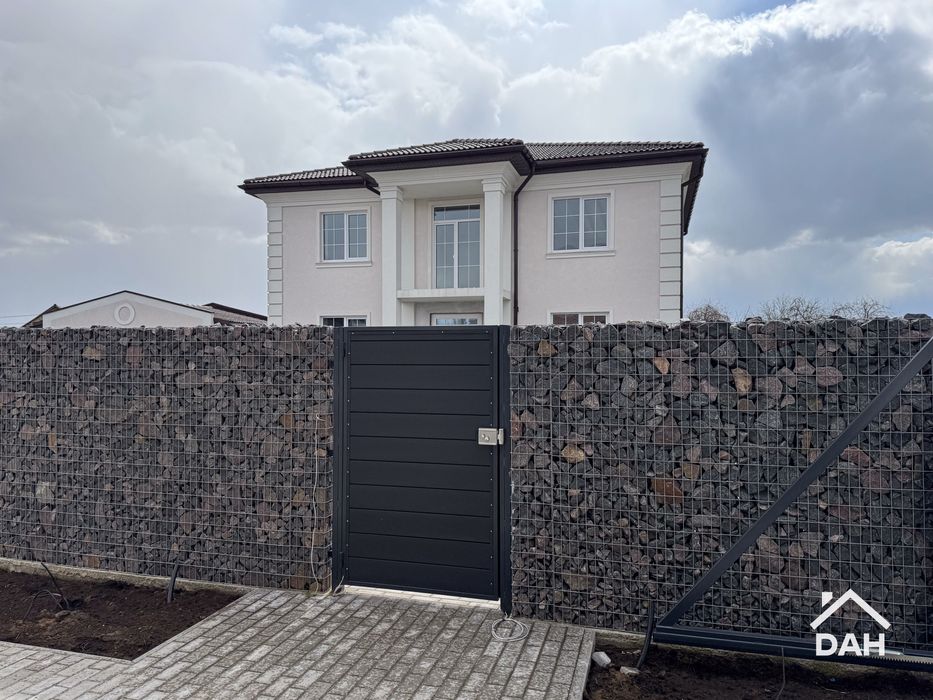 Будинок 170 м² з ремонтом та навісом під 2 авто, в с. Крюківщина, газ