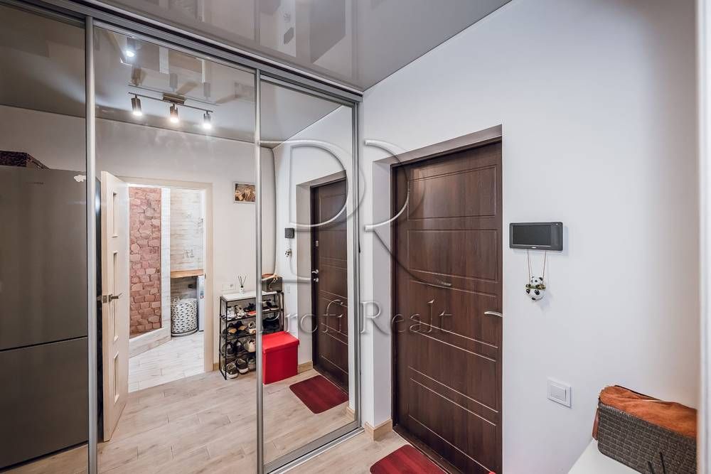 Продаж квартири-студії біля метро Вирлиця ( Харківське шосе 188)