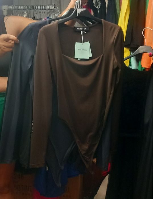 Vendo varias pecas de roupa de mukher , stock off