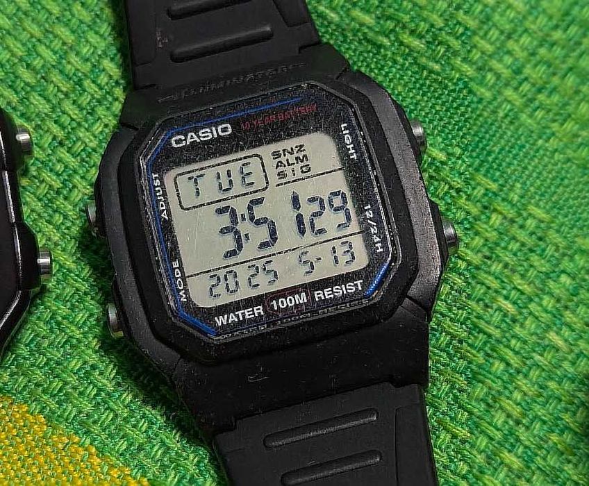 Оригинальные винтажные спортивные часы Casio .отличное  состояние