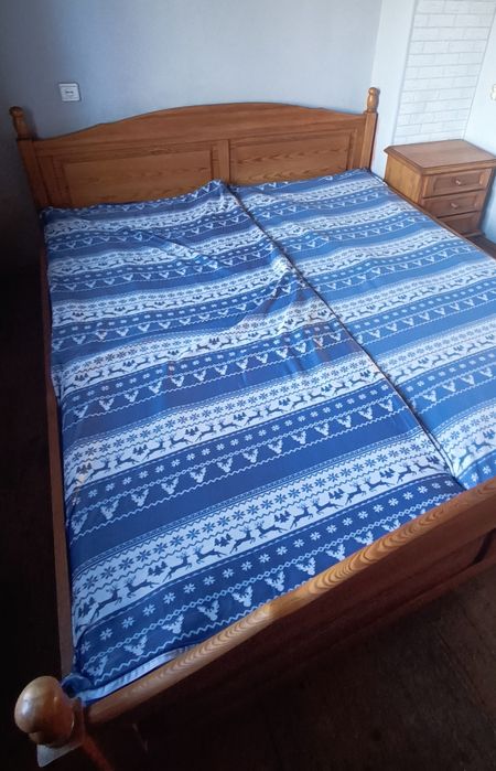 Sypialnia dębowa szafa, łóżko, stoliki nocne