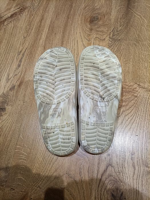 Crocs marble beżowe jak nowe 37