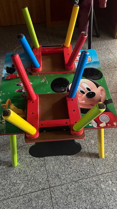 Mesa de criança do Mickey Mouse com duas cadeiras
