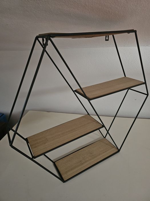 Peça decorativa para colocar na parede com 4 prateleiras madeira, dimensão 57x52,.
