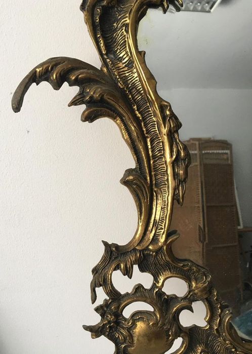 Espelho vintage com moldura dourada