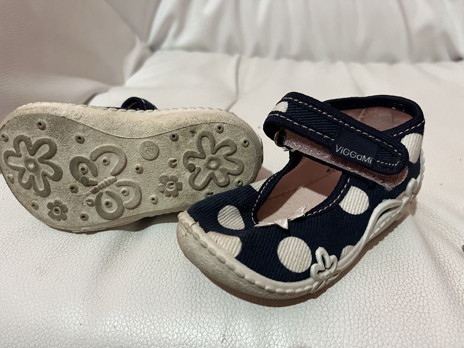 Взуття для дівчинки