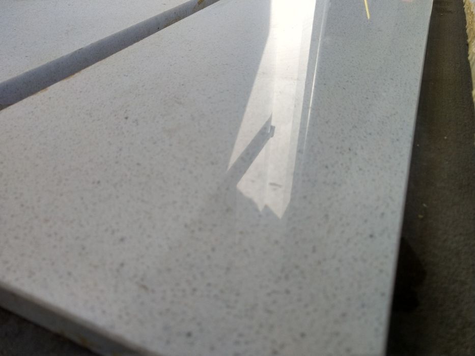 Parapety z aglomarmuru