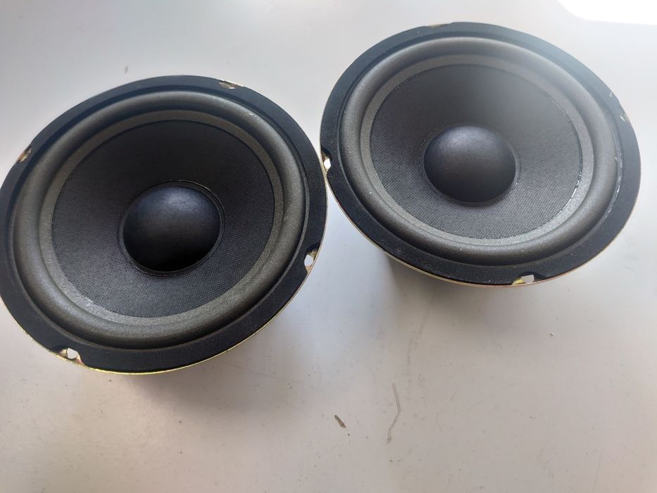Автомобильные  мощные динамики с большими магнитами . 2 ом.