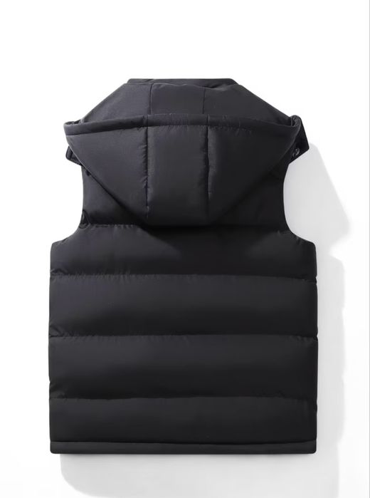 Чорна жилетка з капюшоном