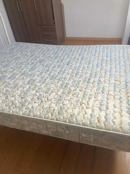 Cama de casal com colchão completa