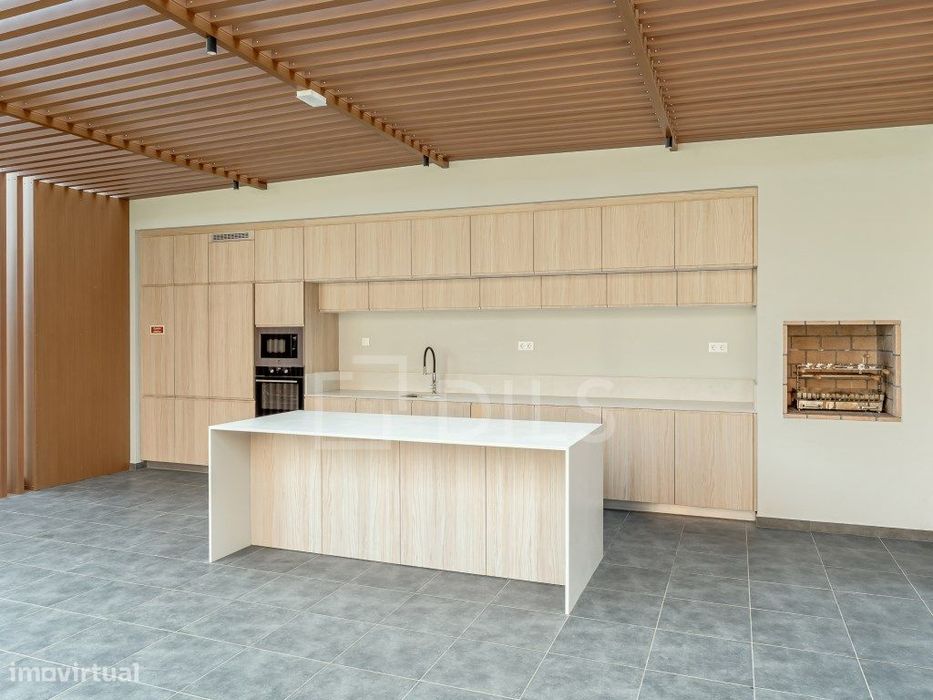 Apartamento T3 com terraços e estacionamento, em Miraflores