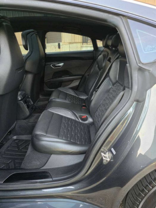 Audi e-tron GT      2022