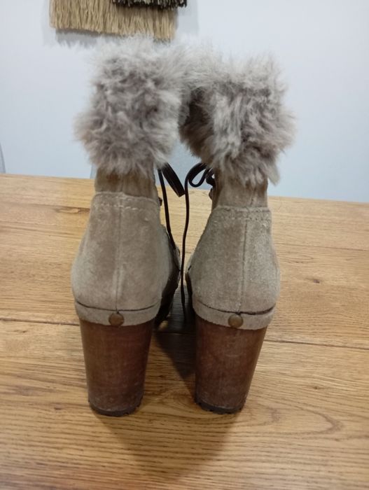 Botas cremes com pêlo. Tamanho 36.