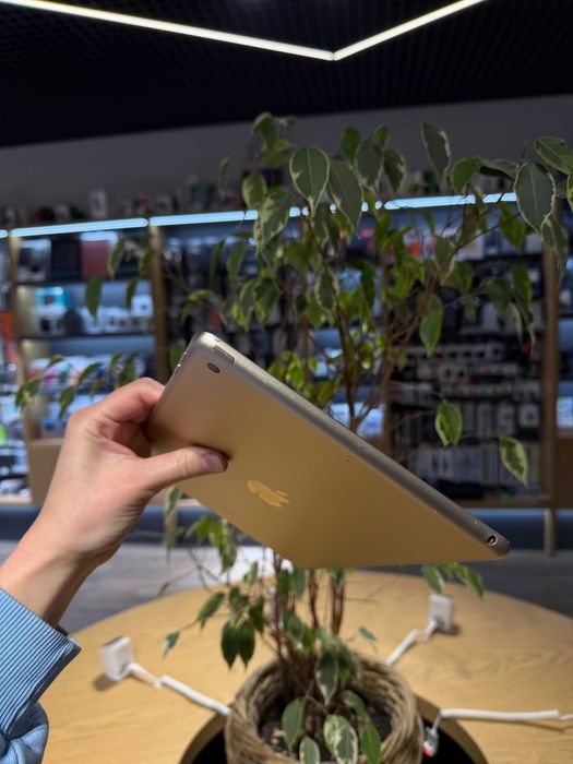 iPad 5 gen 32Gb Gold Вживаний