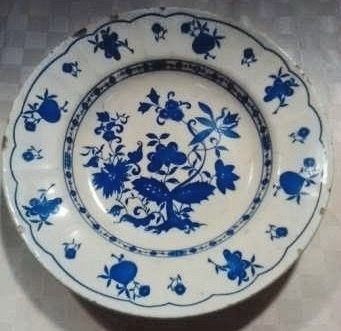 2 pratos antigos decorativos (alguns sinais de desgaste)