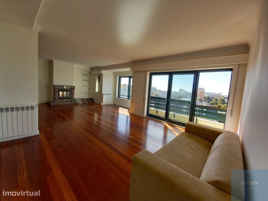 Apartamento T4 + 1 na Rua Oliveira Monteiro