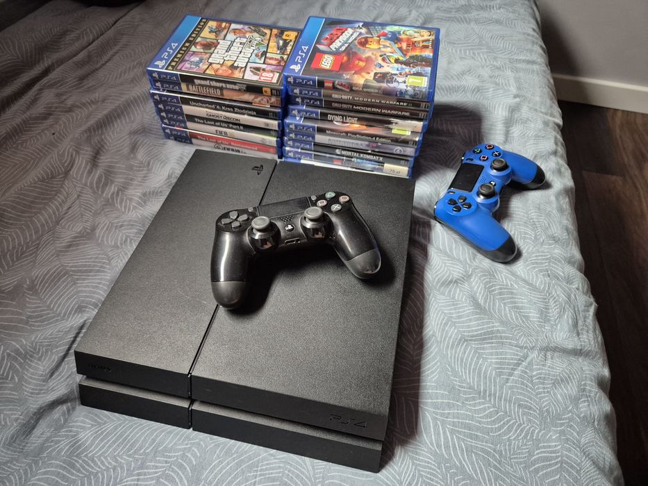 PS4 Fat 1 TB, 17 gier, 2 pady (1 sprawny, 1 do naprawy), komplet kabli, konto wylogowane i konsola po przywróceniu ustawień fabrycznych.