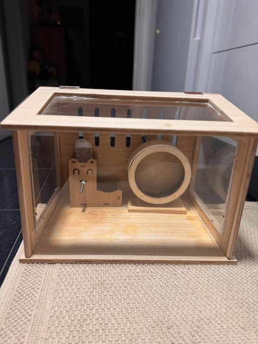 Gaiola em madeira para hamster com oferta de palha e comida
