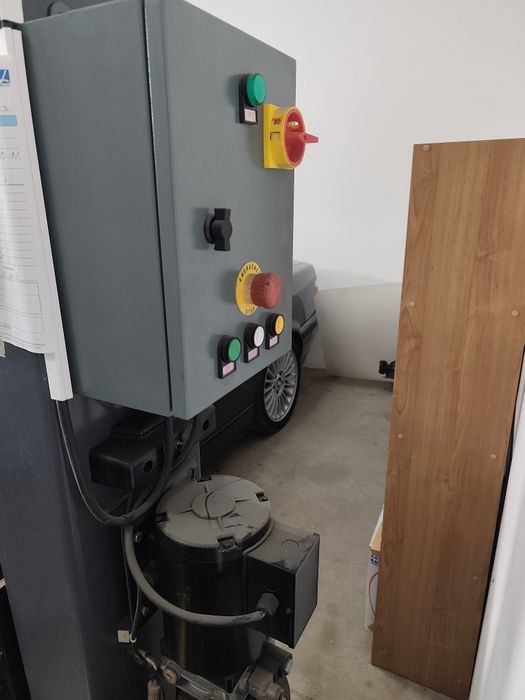 Elevador automóvel praticamente novo