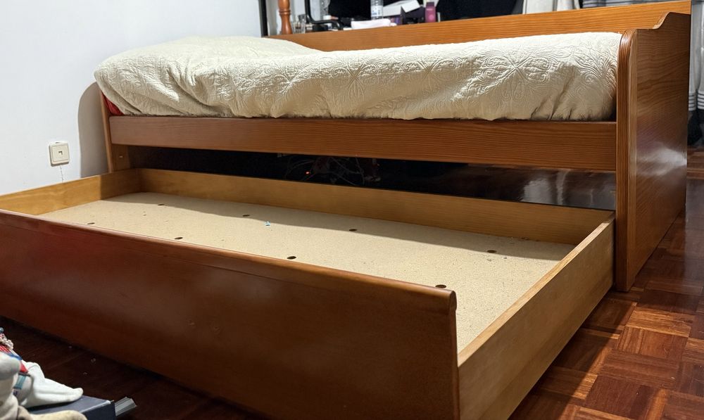 Cama de solteiro de madeira maçica c/ arrumação ou 2.ª cama